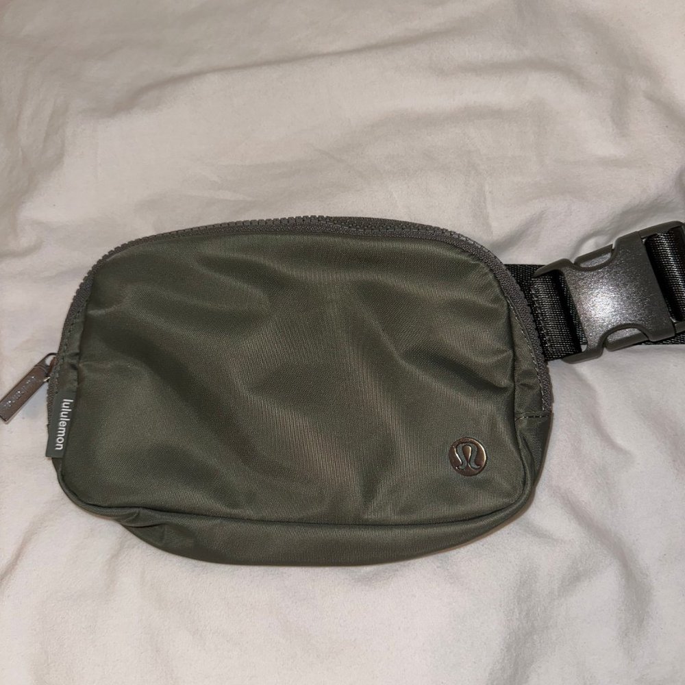 Lululemon Everyday Belt Bag Grey Sage 1L